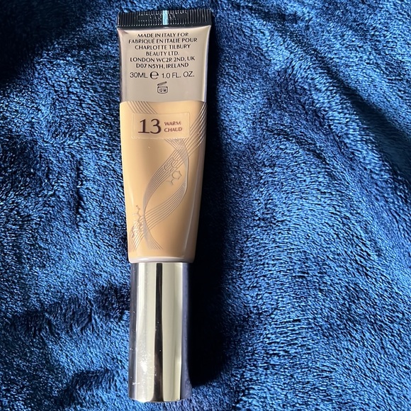 Charlotte tilbury beautiful skin foundation - Picture 3 of 3